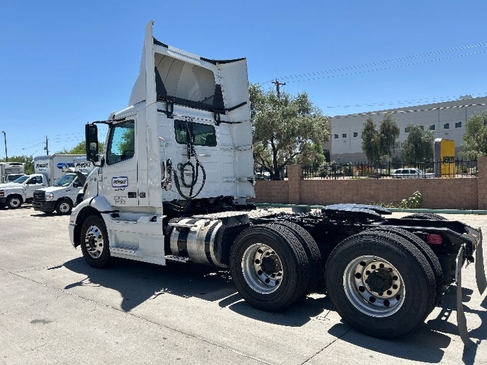 Day Cab Tractor-Heavy Duty Tractors-Volvo-2021-VNR64300-Phoenix-AZ-500,854\n\t\tmiles-$ 45,750 - Image 7