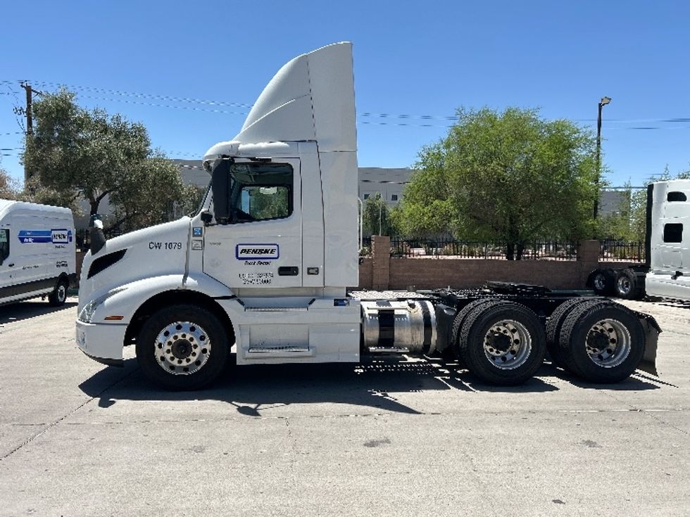 Day Cab Tractor-Heavy Duty Tractors-Volvo-2021-VNR64300-Phoenix-AZ-500,854\n\t\tmiles-$ 45,750 - Image 8