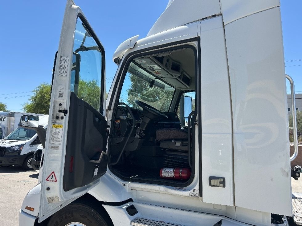 Day Cab Tractor-Heavy Duty Tractors-Volvo-2021-VNR64300-Phoenix-AZ-500,854\n\t\tmiles-$ 45,750 - Image 9