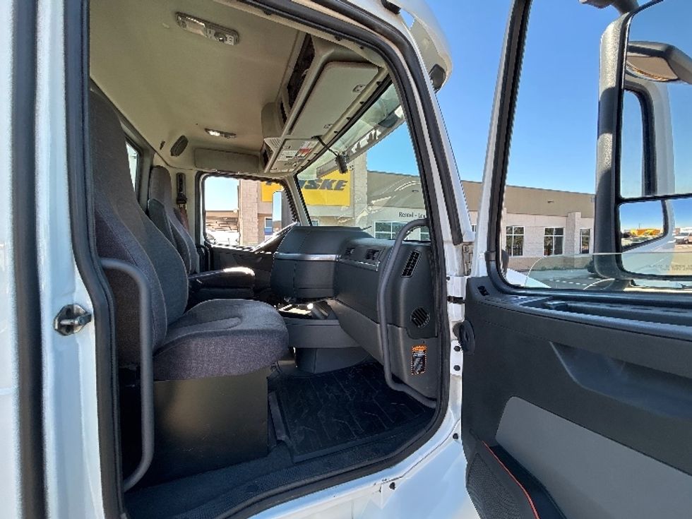 Day Cab Tractor-Heavy Duty Tractors-Volvo-2021-VNR64300-Phoenix-AZ-508,122\n\t\tmiles-$ 43,500 - Image 12