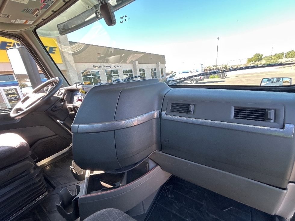 Day Cab Tractor-Heavy Duty Tractors-Volvo-2021-VNR64300-Phoenix-AZ-508,122\n\t\tmiles-$ 43,500 - Image 13