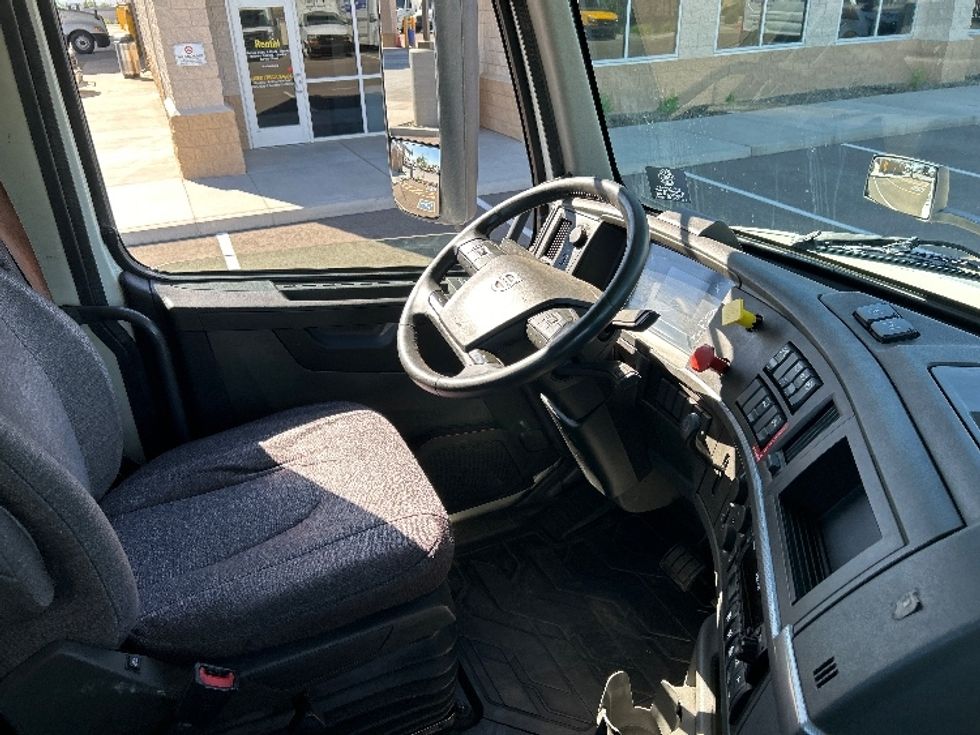 Day Cab Tractor-Heavy Duty Tractors-Volvo-2021-VNR64300-Phoenix-AZ-508,122\n\t\tmiles-$ 43,500 - Image 14