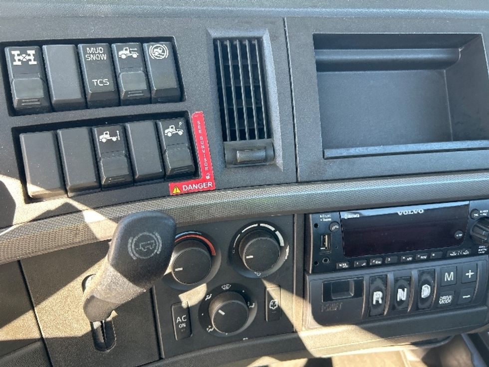 Day Cab Tractor-Heavy Duty Tractors-Volvo-2021-VNR64300-Phoenix-AZ-508,122\n\t\tmiles-$ 43,500 - Image 18