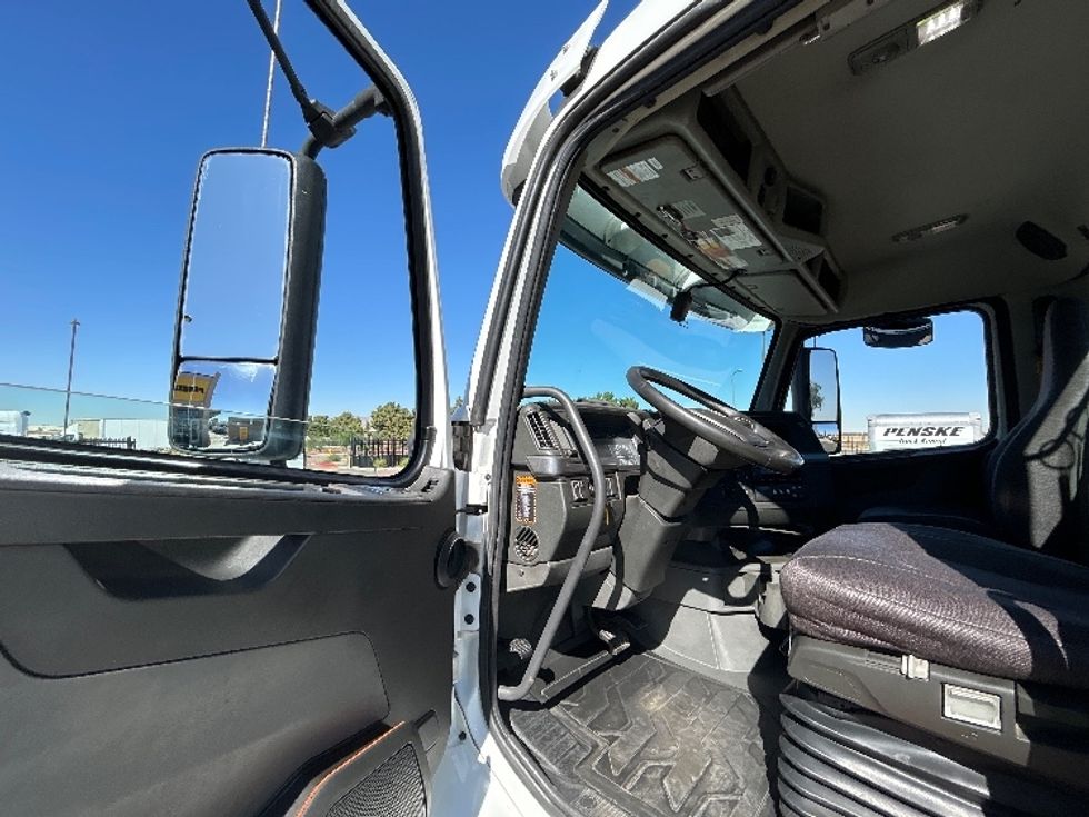 Day Cab Tractor-Heavy Duty Tractors-Volvo-2021-VNR64300-Phoenix-AZ-508,122\n\t\tmiles-$ 43,500 - Image 9
