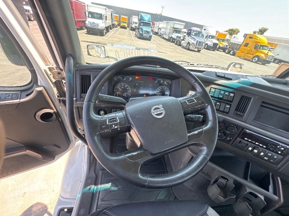 Day Cab Tractor-Heavy Duty Tractors-Volvo-2021-VNR64300-Phoenix-AZ-533,239\n\t\tmiles-$ 42,500 - Image 11