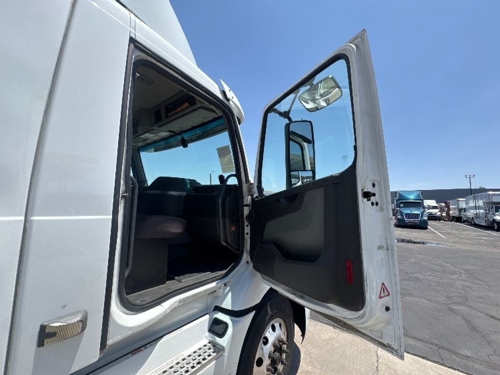 Day Cab Tractor-Heavy Duty Tractors-Volvo-2021-VNR64300-Phoenix-AZ-533,239\n\t\tmiles-$ 42,500 - Image 12