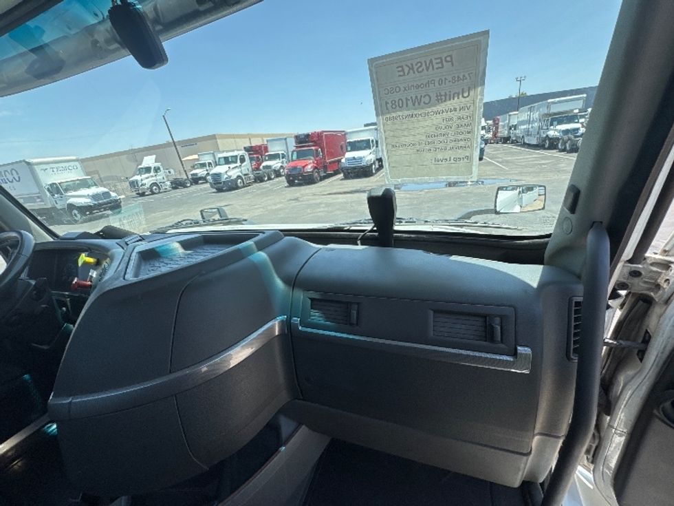 Day Cab Tractor-Heavy Duty Tractors-Volvo-2021-VNR64300-Phoenix-AZ-533,239\n\t\tmiles-$ 42,500 - Image 13