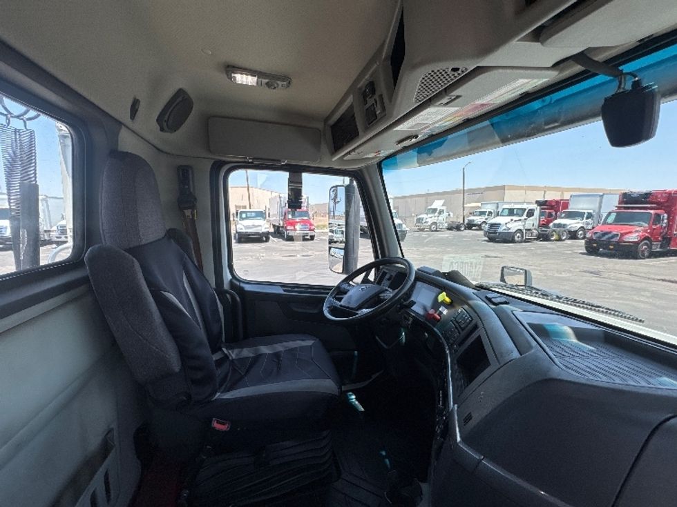 Day Cab Tractor-Heavy Duty Tractors-Volvo-2021-VNR64300-Phoenix-AZ-533,239\n\t\tmiles-$ 42,500 - Image 14