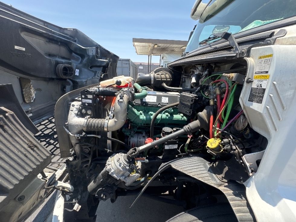 Day Cab Tractor-Heavy Duty Tractors-Volvo-2021-VNR64300-Phoenix-AZ-533,239\n\t\tmiles-$ 42,500 - Image 16