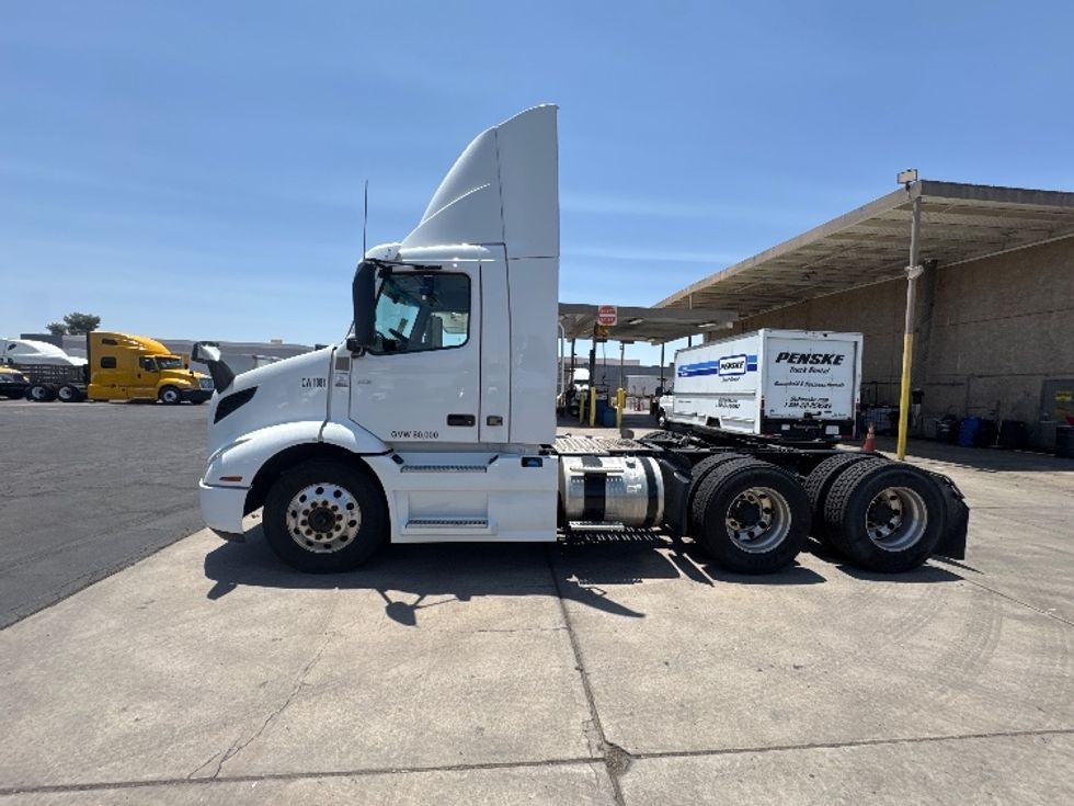Day Cab Tractor-Heavy Duty Tractors-Volvo-2021-VNR64300-Phoenix-AZ-533,239\n\t\tmiles-$ 42,500 - Image 4