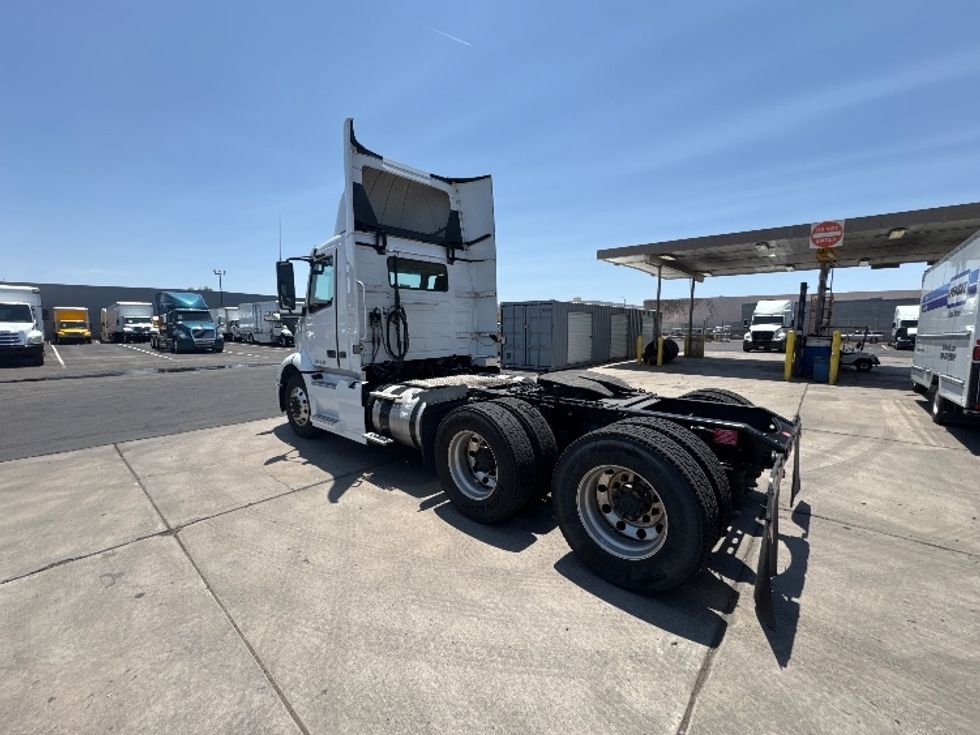 Day Cab Tractor-Heavy Duty Tractors-Volvo-2021-VNR64300-Phoenix-AZ-533,239\n\t\tmiles-$ 42,500 - Image 5