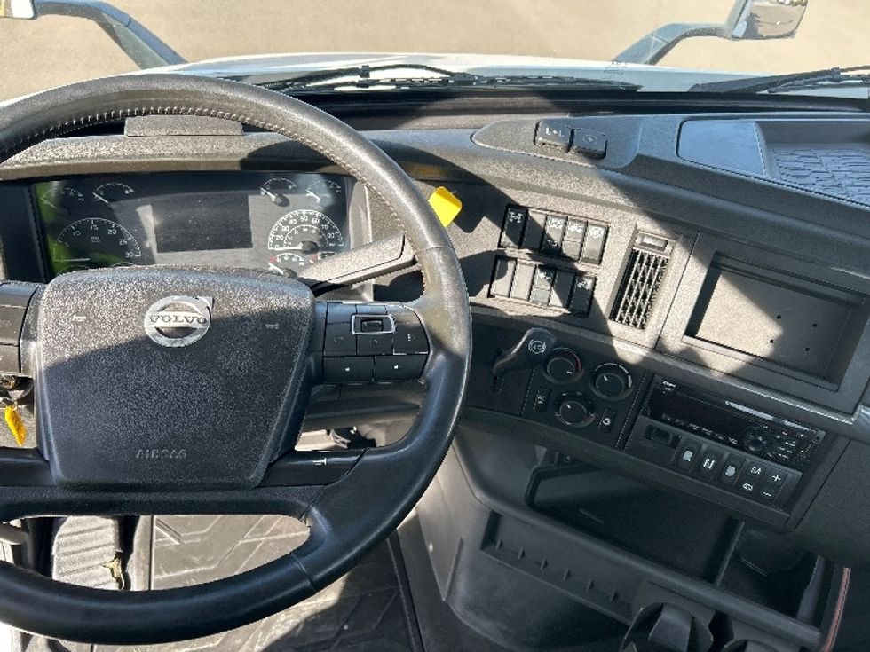 Day Cab Tractor-Heavy Duty Tractors-Volvo-2021-VNR64300-Phoenix-AZ-542,005\n\t\tmiles-$ 38,500 - Image 11