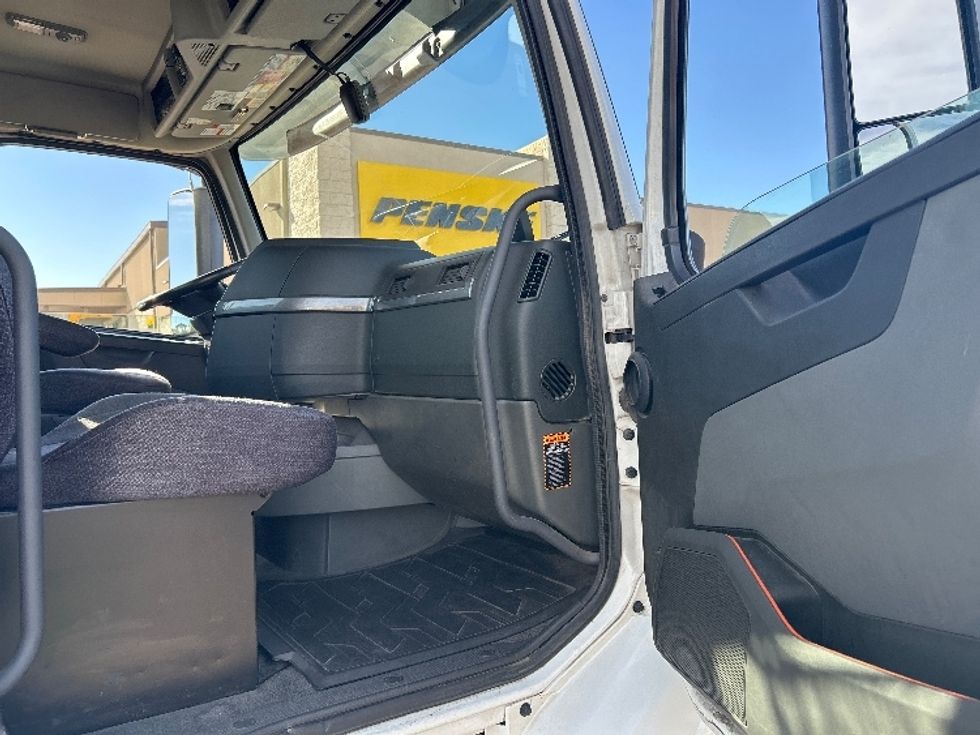Day Cab Tractor-Heavy Duty Tractors-Volvo-2021-VNR64300-Phoenix-AZ-542,005\n\t\tmiles-$ 38,500 - Image 12