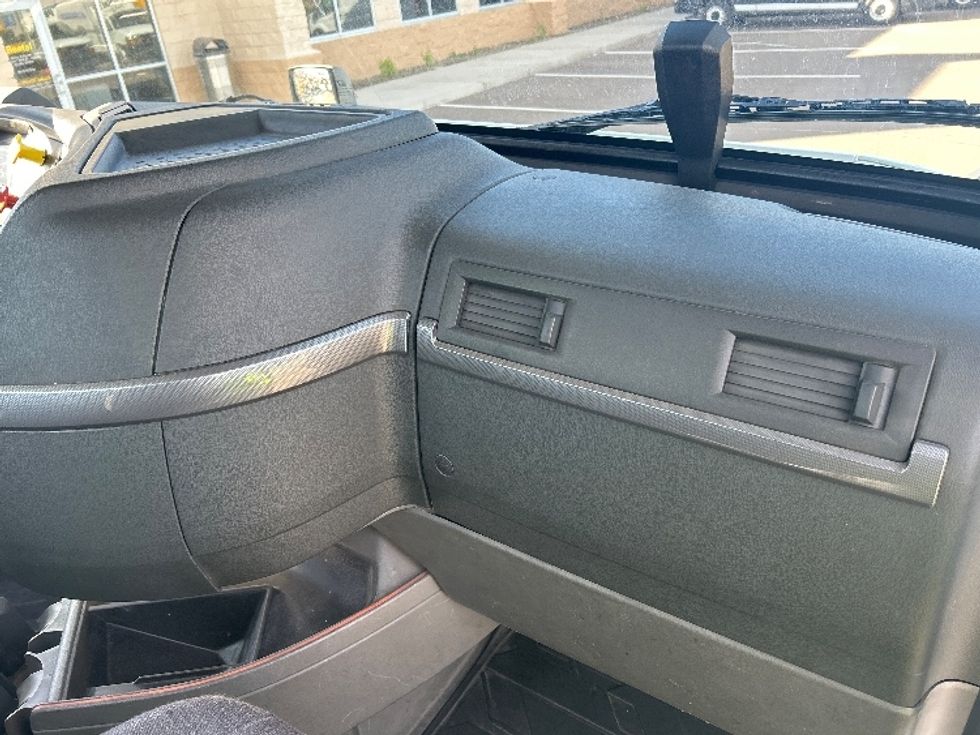 Day Cab Tractor-Heavy Duty Tractors-Volvo-2021-VNR64300-Phoenix-AZ-542,005\n\t\tmiles-$ 38,500 - Image 13