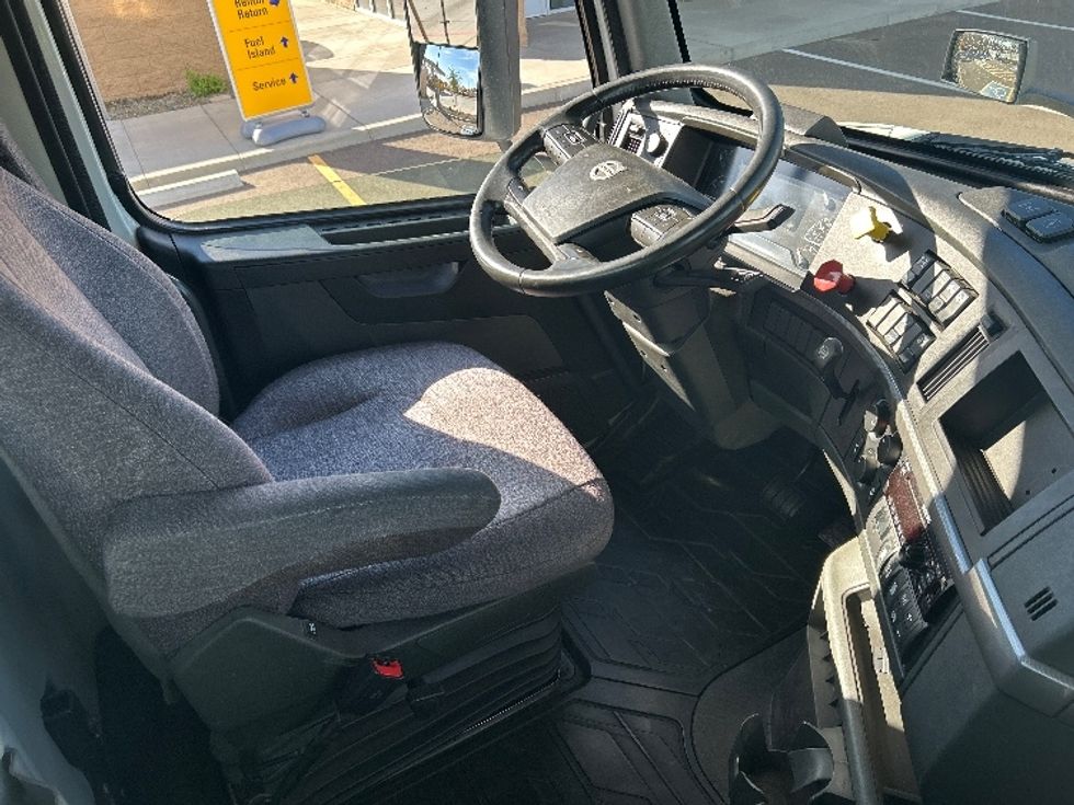 Day Cab Tractor-Heavy Duty Tractors-Volvo-2021-VNR64300-Phoenix-AZ-542,005\n\t\tmiles-$ 38,500 - Image 14