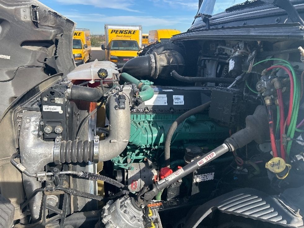 Day Cab Tractor-Heavy Duty Tractors-Volvo-2021-VNR64300-Phoenix-AZ-542,005\n\t\tmiles-$ 38,500 - Image 16