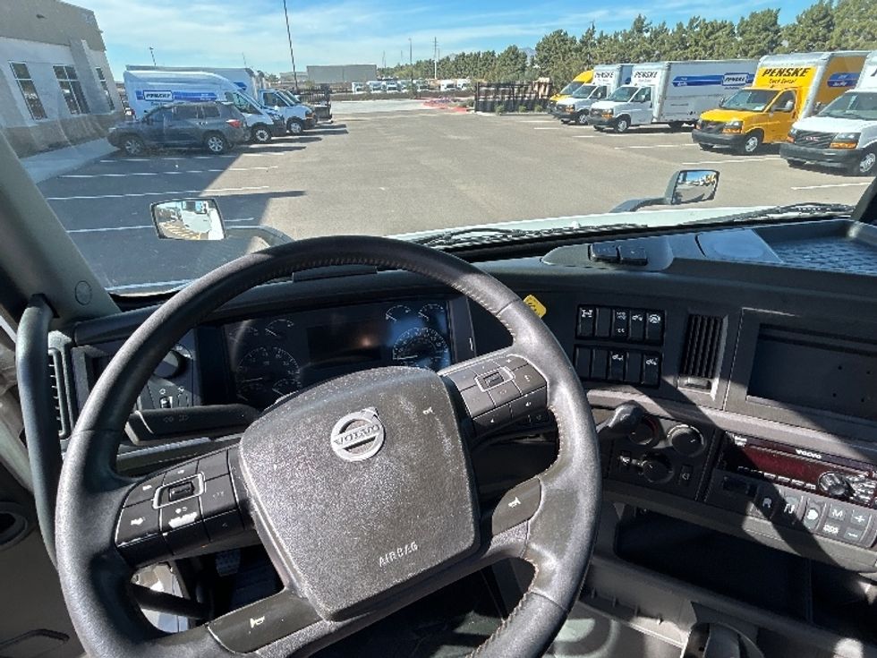 Day Cab Tractor-Heavy Duty Tractors-Volvo-2021-VNR64300-Phoenix-AZ-556,308\n\t\tmiles-$ 37,000 - Image 11