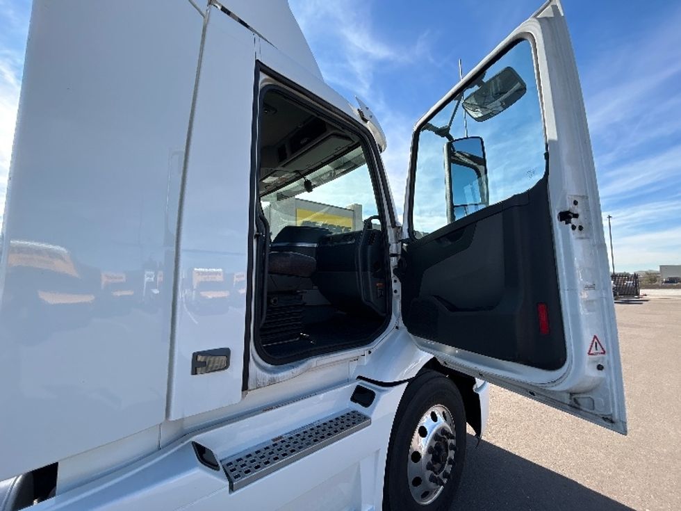 Day Cab Tractor-Heavy Duty Tractors-Volvo-2021-VNR64300-Phoenix-AZ-556,308\n\t\tmiles-$ 37,000 - Image 12
