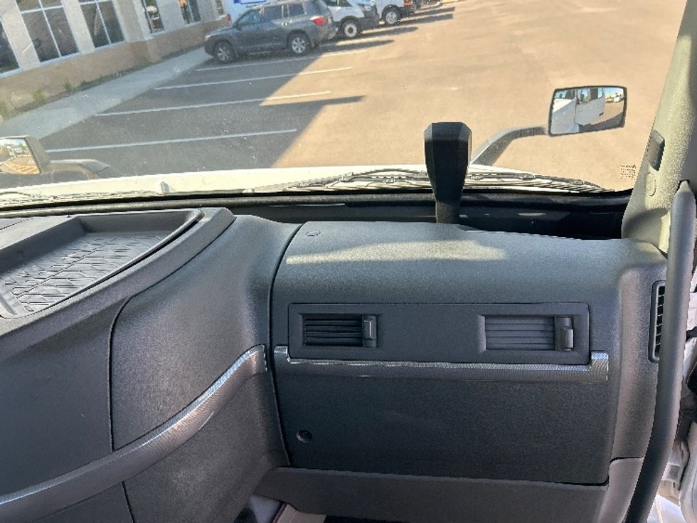 Day Cab Tractor-Heavy Duty Tractors-Volvo-2021-VNR64300-Phoenix-AZ-556,308\n\t\tmiles-$ 37,000 - Image 13