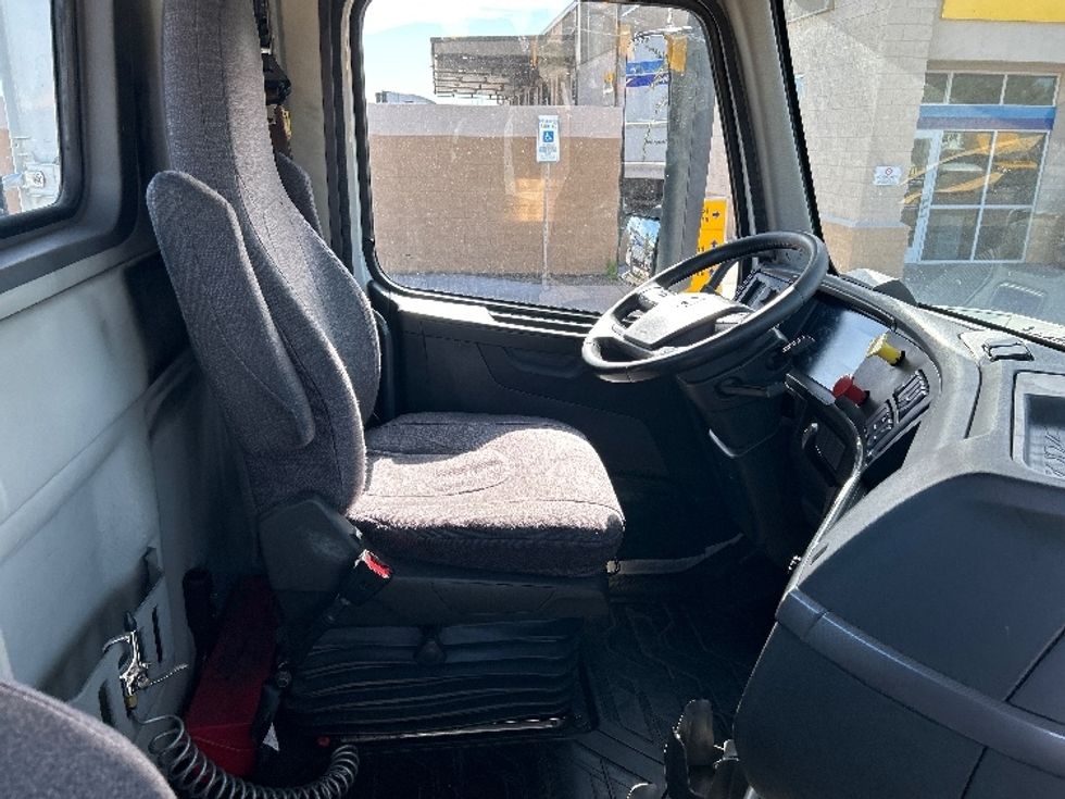 Day Cab Tractor-Heavy Duty Tractors-Volvo-2021-VNR64300-Phoenix-AZ-556,308\n\t\tmiles-$ 37,000 - Image 14