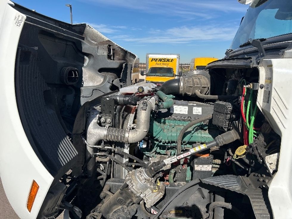 Day Cab Tractor-Heavy Duty Tractors-Volvo-2021-VNR64300-Phoenix-AZ-556,308\n\t\tmiles-$ 37,000 - Image 16