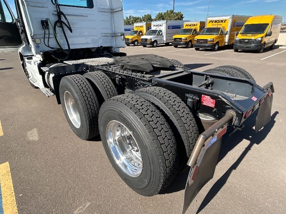 Day Cab Tractor-Heavy Duty Tractors-Volvo-2021-VNR64300-Phoenix-AZ-556,308\n\t\tmiles-$ 37,000 - Image 17