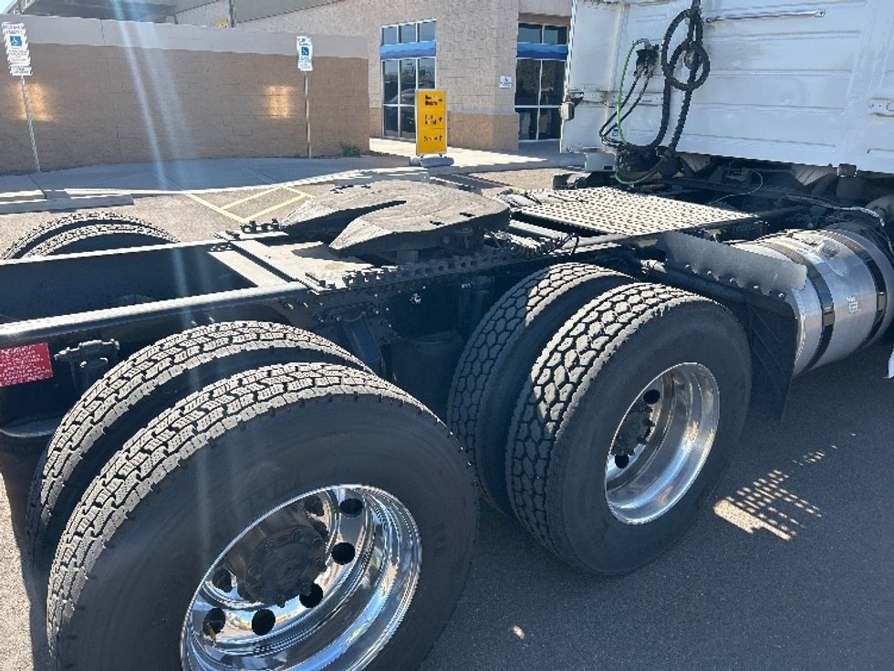 Day Cab Tractor-Heavy Duty Tractors-Volvo-2021-VNR64300-Phoenix-AZ-556,308\n\t\tmiles-$ 37,000 - Image 18