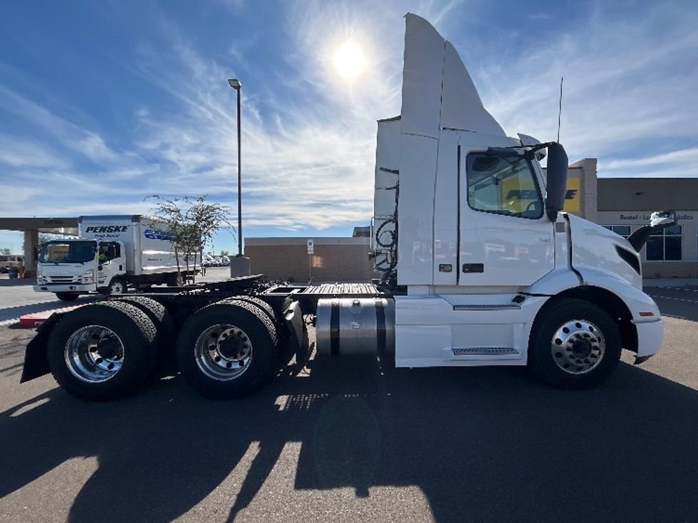 Day Cab Tractor-Heavy Duty Tractors-Volvo-2021-VNR64300-Phoenix-AZ-556,308\n\t\tmiles-$ 37,000 - Image 8