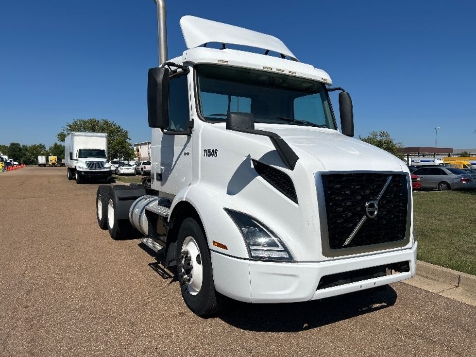 Day Cab Tractor-Heavy Duty Tractors-Volvo-2021-VNR64300-Richland-MS-237,964\n\t\tmiles-$ 61,750 - Image 1