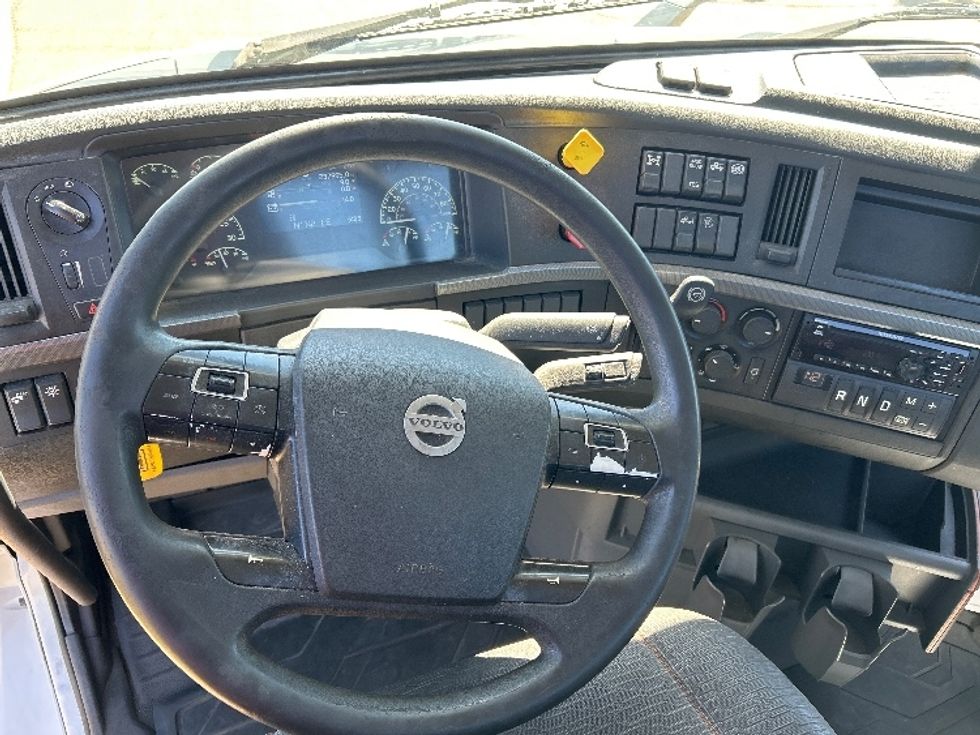 Day Cab Tractor-Heavy Duty Tractors-Volvo-2021-VNR64300-Richland-MS-237,964\n\t\tmiles-$ 61,750 - Image 11