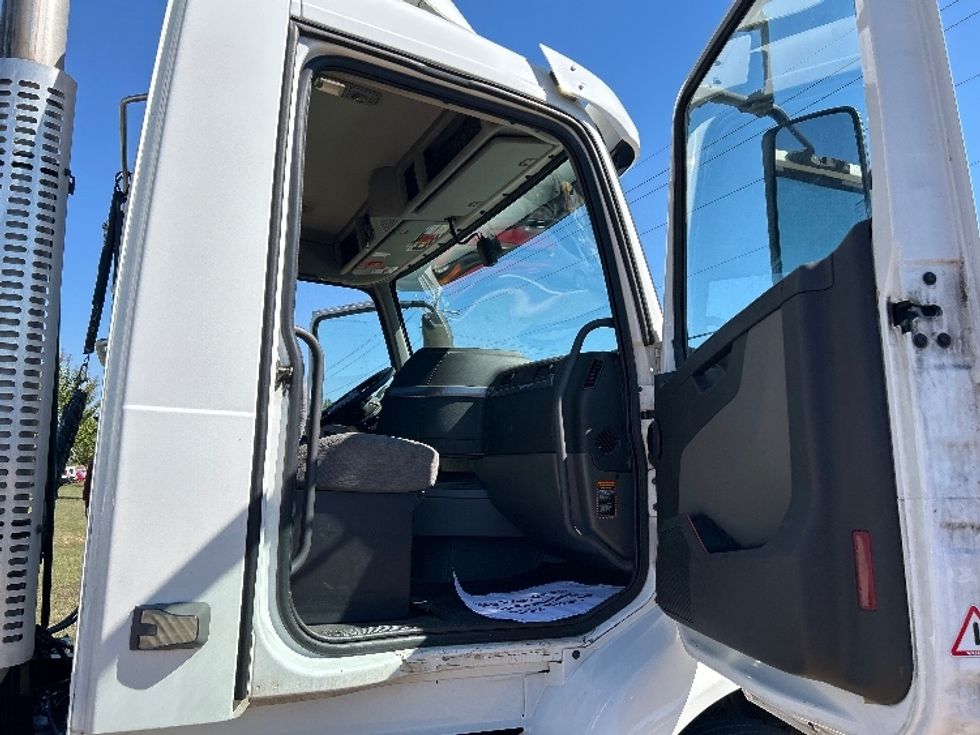 Day Cab Tractor-Heavy Duty Tractors-Volvo-2021-VNR64300-Richland-MS-237,964\n\t\tmiles-$ 61,750 - Image 12