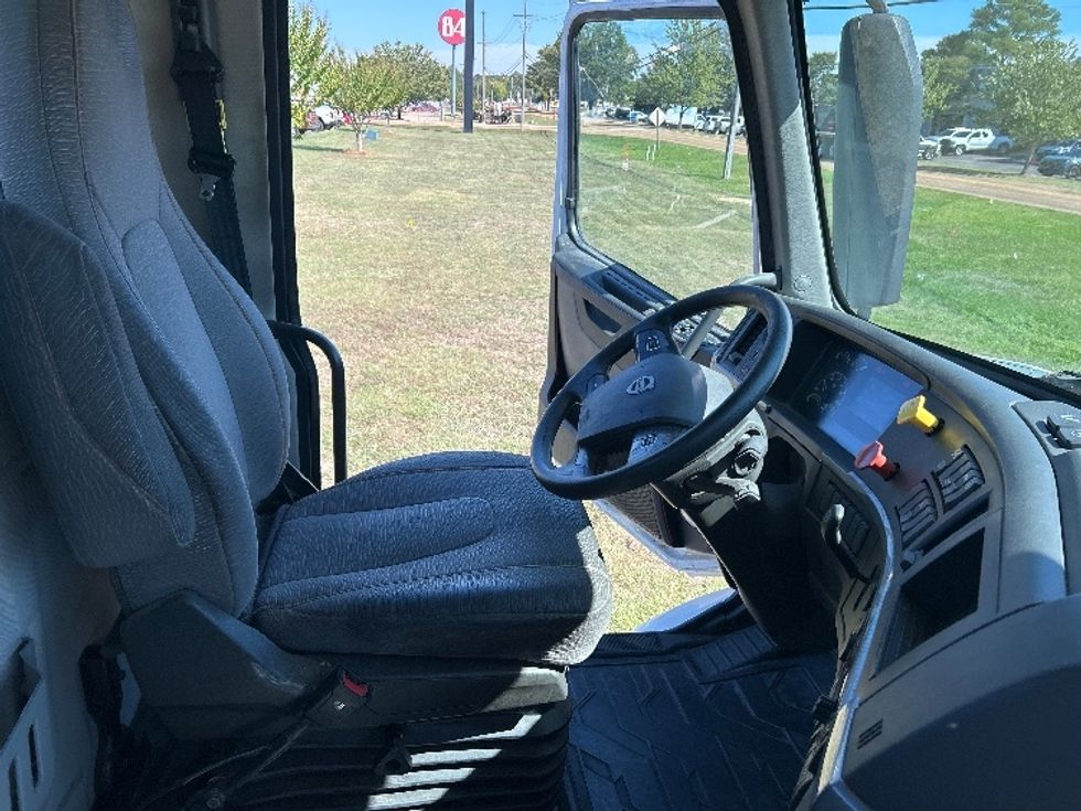 Day Cab Tractor-Heavy Duty Tractors-Volvo-2021-VNR64300-Richland-MS-237,964\n\t\tmiles-$ 61,750 - Image 14