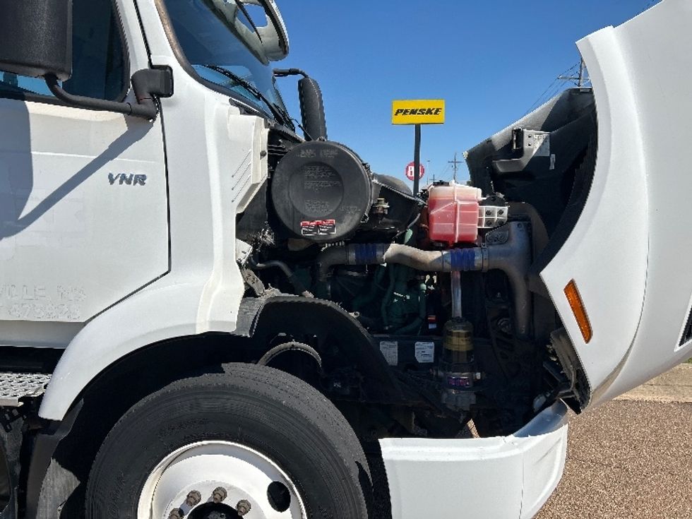 Day Cab Tractor-Heavy Duty Tractors-Volvo-2021-VNR64300-Richland-MS-237,964\n\t\tmiles-$ 61,750 - Image 15