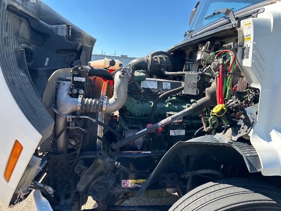 Day Cab Tractor-Heavy Duty Tractors-Volvo-2021-VNR64300-Richland-MS-237,964\n\t\tmiles-$ 61,750 - Image 16