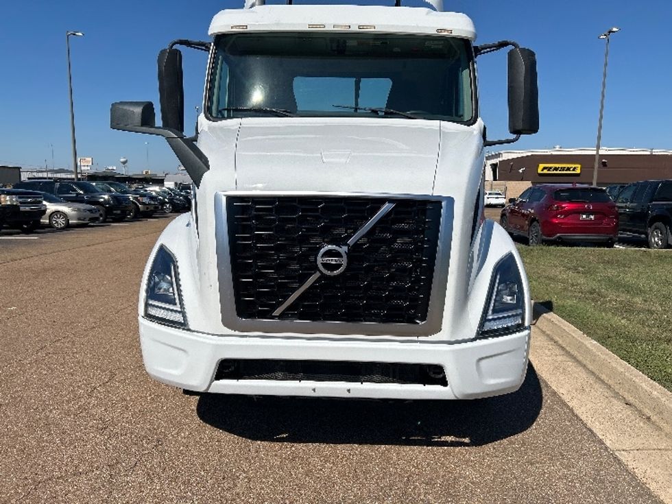 Day Cab Tractor-Heavy Duty Tractors-Volvo-2021-VNR64300-Richland-MS-237,964\n\t\tmiles-$ 61,750 - Image 2