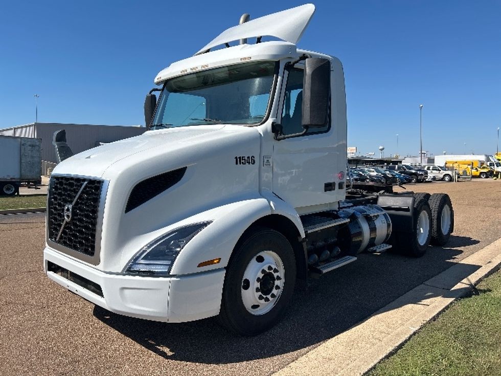 Day Cab Tractor-Heavy Duty Tractors-Volvo-2021-VNR64300-Richland-MS-237,964\n\t\tmiles-$ 61,750 - Image 3