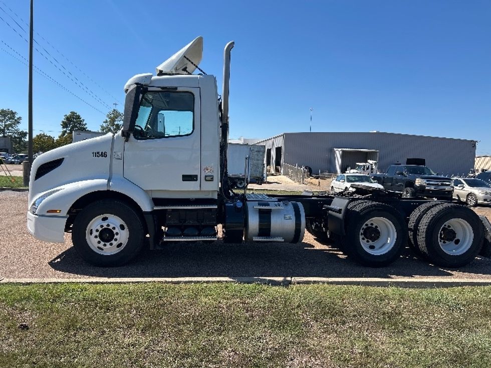 Day Cab Tractor-Heavy Duty Tractors-Volvo-2021-VNR64300-Richland-MS-237,964\n\t\tmiles-$ 61,750 - Image 4