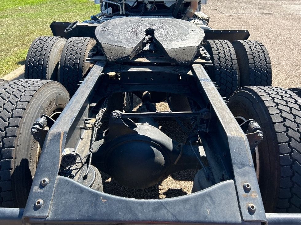 Day Cab Tractor-Heavy Duty Tractors-Volvo-2021-VNR64300-Richland-MS-237,964\n\t\tmiles-$ 61,750 - Image 6