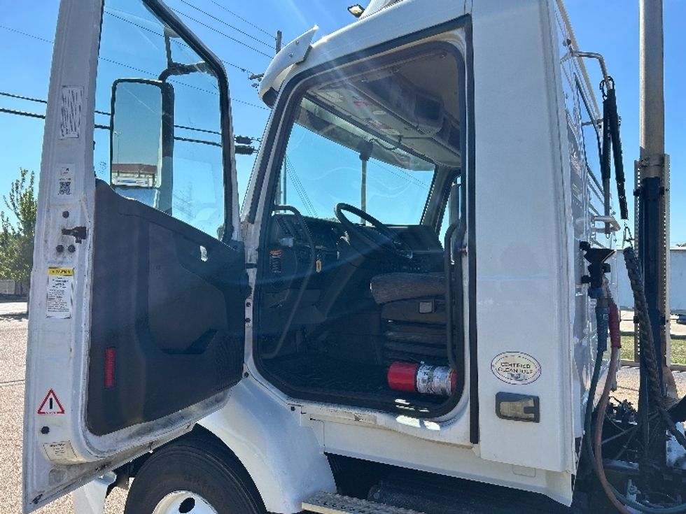 Day Cab Tractor-Heavy Duty Tractors-Volvo-2021-VNR64300-Richland-MS-237,964\n\t\tmiles-$ 61,750 - Image 9