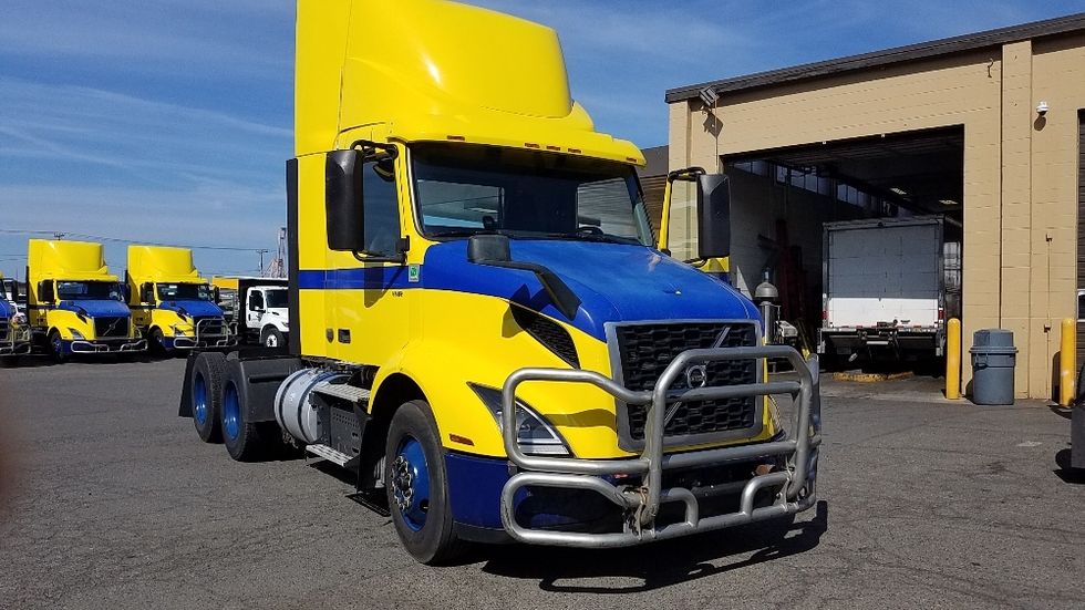 Day Cab Tractor-Heavy Duty Tractors-Volvo-2021-VNR64300-Seattle-WA-392,389\n\t\tmiles-$ 48,000 - Image 1