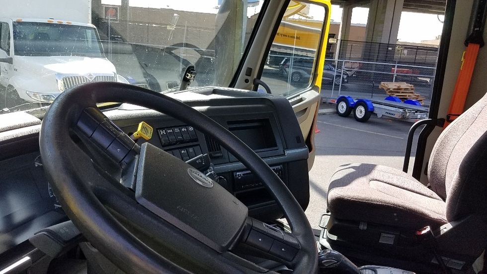 Day Cab Tractor-Heavy Duty Tractors-Volvo-2021-VNR64300-Seattle-WA-392,389\n\t\tmiles-$ 48,000 - Image 10