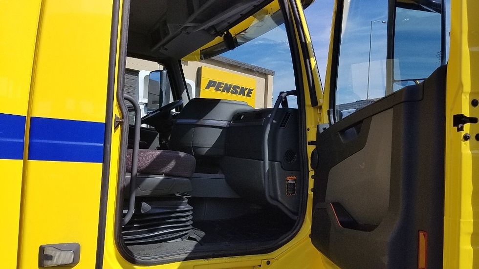 Day Cab Tractor-Heavy Duty Tractors-Volvo-2021-VNR64300-Seattle-WA-392,389\n\t\tmiles-$ 48,000 - Image 11