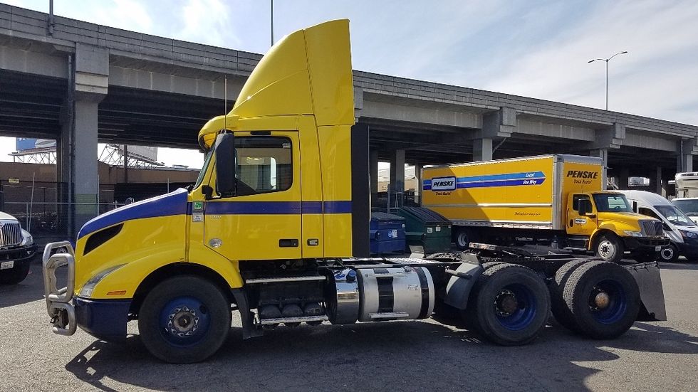 Day Cab Tractor-Heavy Duty Tractors-Volvo-2021-VNR64300-Seattle-WA-392,389\n\t\tmiles-$ 48,000 - Image 4