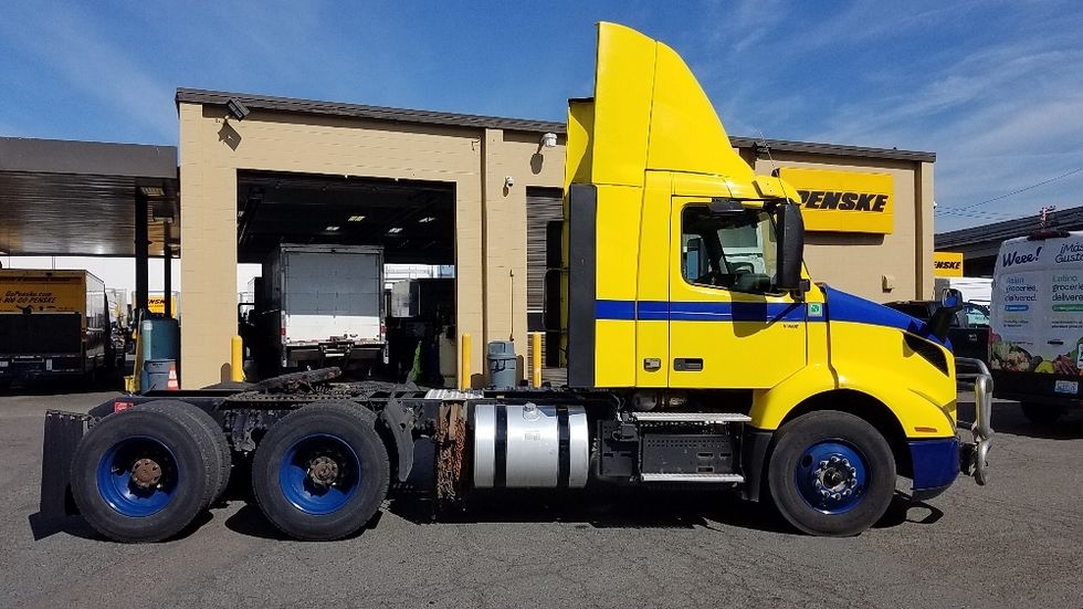 Day Cab Tractor-Heavy Duty Tractors-Volvo-2021-VNR64300-Seattle-WA-392,389\n\t\tmiles-$ 48,000 - Image 8