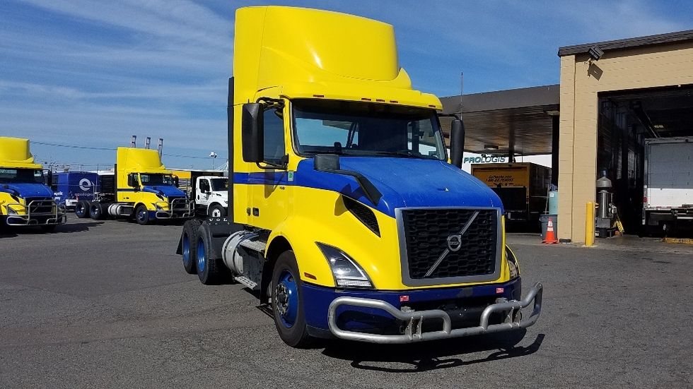Day Cab Tractor-Heavy Duty Tractors-Volvo-2021-VNR64300-Seattle-WA-445,043\n\t\tmiles-$ 43,750 - Image 1