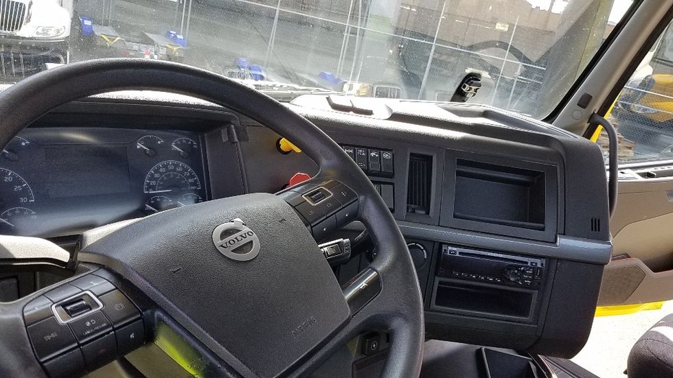 Day Cab Tractor-Heavy Duty Tractors-Volvo-2021-VNR64300-Seattle-WA-445,043\n\t\tmiles-$ 43,750 - Image 11
