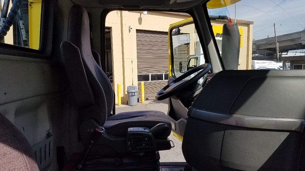 Day Cab Tractor-Heavy Duty Tractors-Volvo-2021-VNR64300-Seattle-WA-445,043\n\t\tmiles-$ 43,750 - Image 14