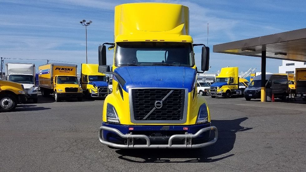 Day Cab Tractor-Heavy Duty Tractors-Volvo-2021-VNR64300-Seattle-WA-445,043\n\t\tmiles-$ 43,750 - Image 2