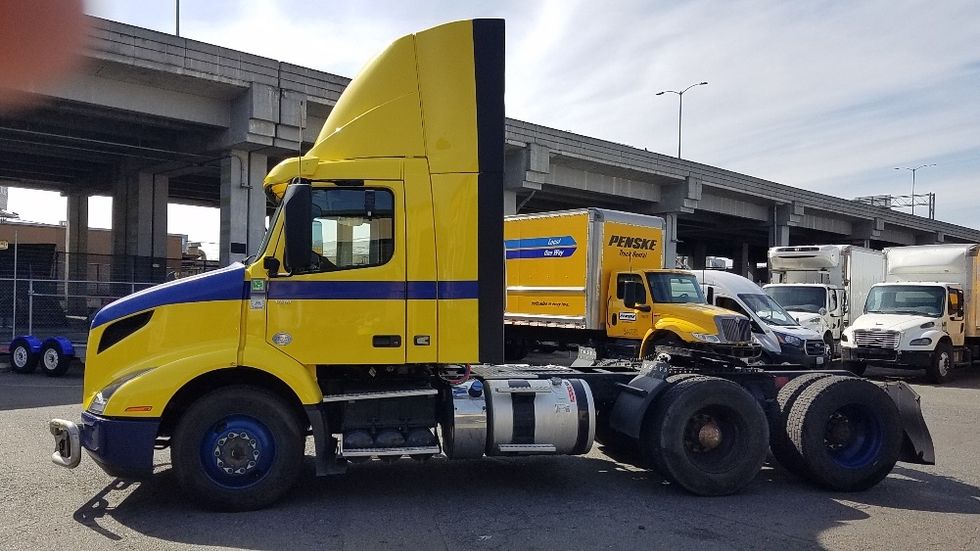 Day Cab Tractor-Heavy Duty Tractors-Volvo-2021-VNR64300-Seattle-WA-445,043\n\t\tmiles-$ 43,750 - Image 4