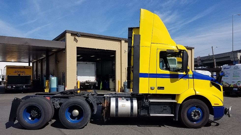 Day Cab Tractor-Heavy Duty Tractors-Volvo-2021-VNR64300-Seattle-WA-445,043\n\t\tmiles-$ 43,750 - Image 8